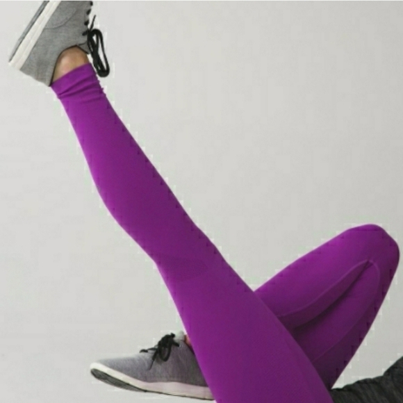 Lululemon zone in tight seamless fuschia compression leggings - Picture 4 of 11